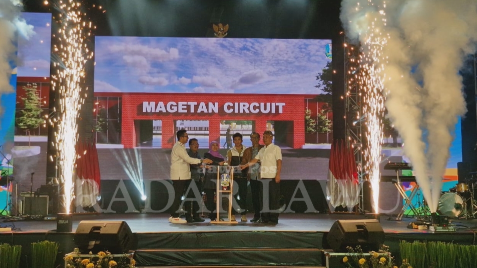 DIRESMIKAN: Masterplan Sirkuit Magetan diresmikan oleh Gubernur Jatim Khofifah Indar Parawansa di GOR Basket Kertajaya, Surabaya. (PROKOPIM UNTUK JAWA POS RADAR MAGETAN)