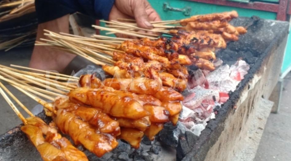 SEDAP: Aroma Sate kelinci kental tercium sepanjang jalan Telaga Sarangan. (APRILITA SARI/ JAWA POS RADAR MAGETAN)