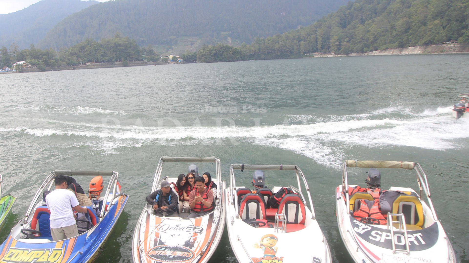SERU: Wisatawan menaiki perahu cepat di Telaga Sarangan. (AJI PUTRA/RADAR MAGETAN)