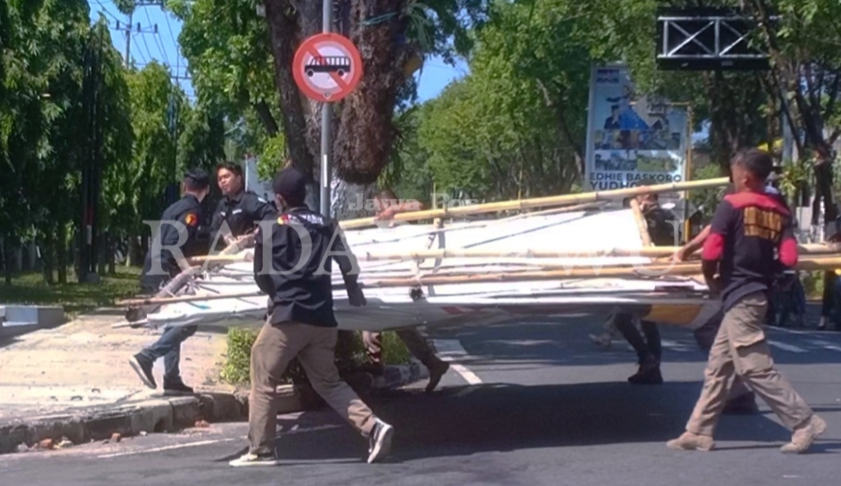 MELANGGAR: Puluhan APK ditertibkan karena melanggar aturan di Magetan oleh Bawaslu dan Satpol PP. (APRILITA SARI/ JAWA POS RADAR MAGETAN)