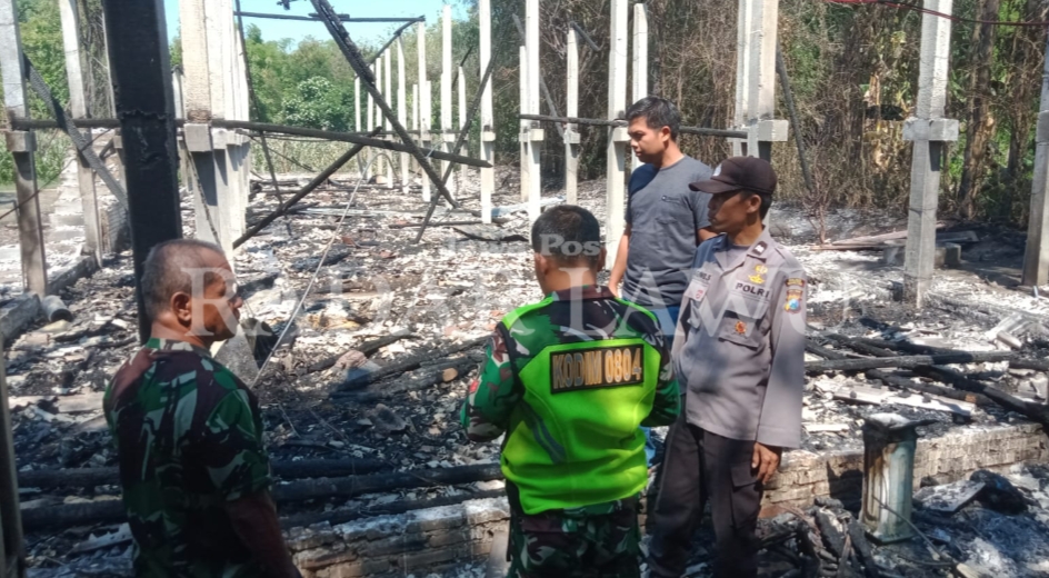 LUDES: Kebakaran santroni kandang di Desa Sambirembe, Kecamatan Karangrejo Sabtu (23/12). Ribuan anak ayam hangus. (POLRES UNTUK RADAR MAGETAN)