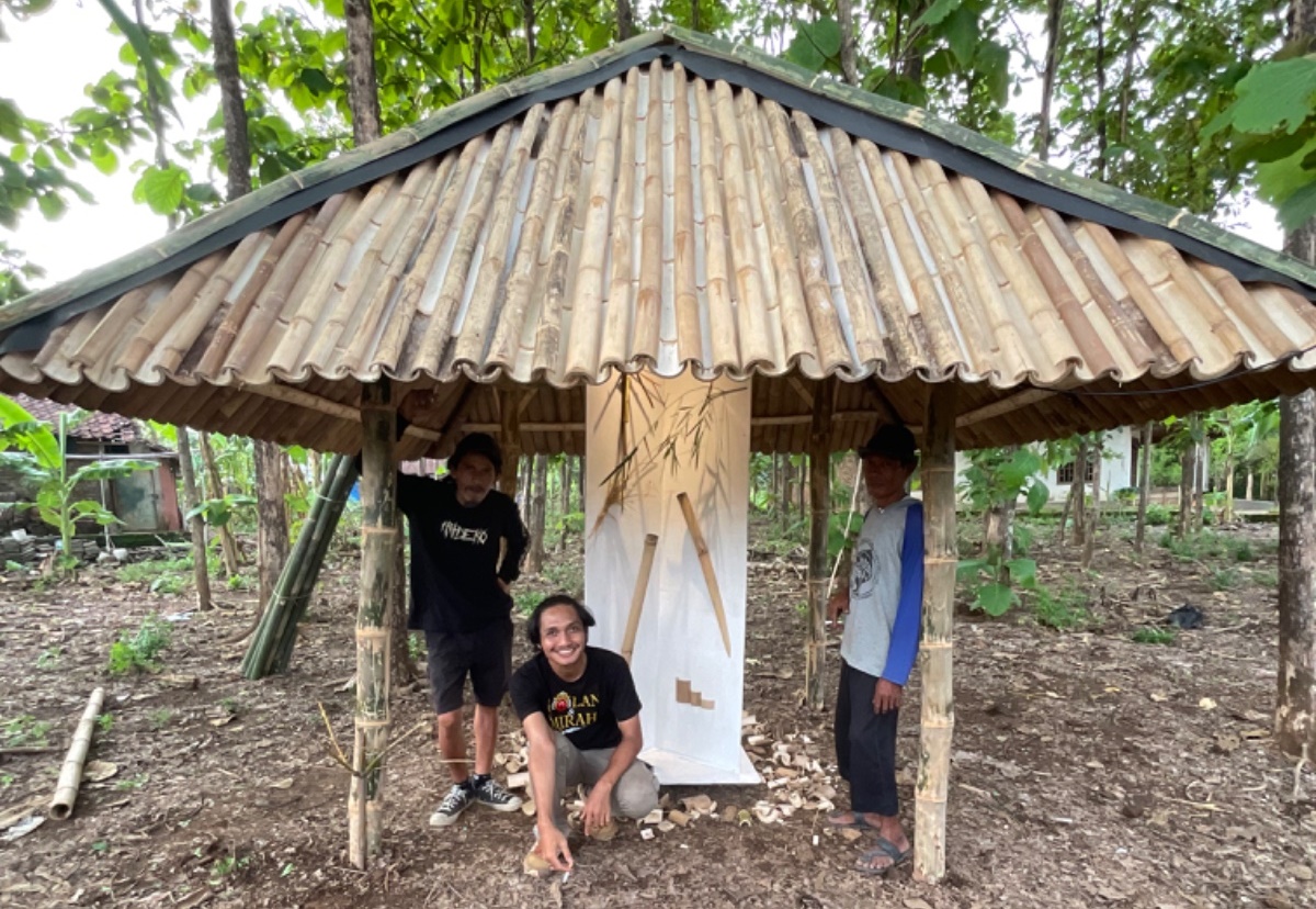KREATIF: Karya seniman Setiaris Art Space asal Ponorogo berbahan bambu. (ISTIMEWA)