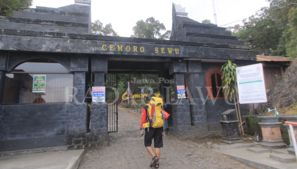 HEALING: Libur Nataru dimanfaatkan untuk mendaki gunung Lawu via Cemorosewu, Magetan oleh pendaki dari berbagai daerah. (AJI PUTRA/ JAWA POS RADAR MAGETAN)