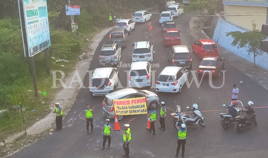 PENUH: Kawasan Pintu Masuk Utama Telaga Sarangan dipadati pengunjung. Petugas Satlantas lakukan buka tutup jalur di pintu masuk. (APRILITA SARI/ JAWA POS RADAR MAGETAN)