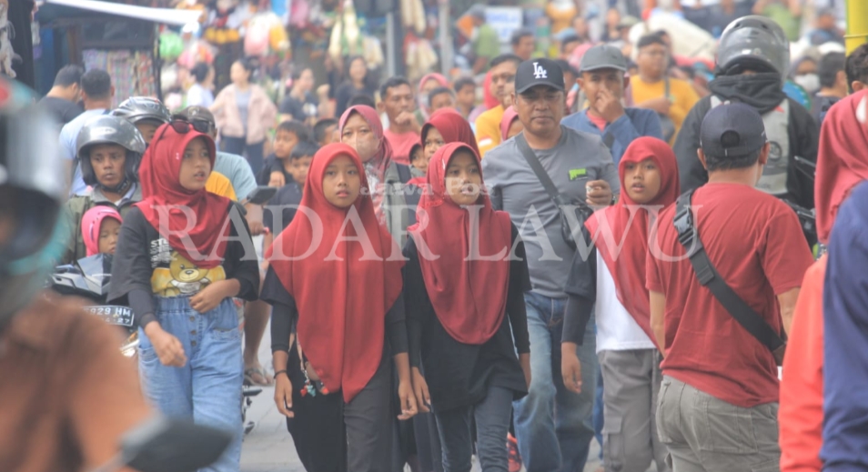 RAMAI: Belasan Ribu Pengunjung Wisatawan Padati Telaga Sarangan, Minggu (24/12). (AJI PUTRA/ JAWA POS RADAR MAGETAN)