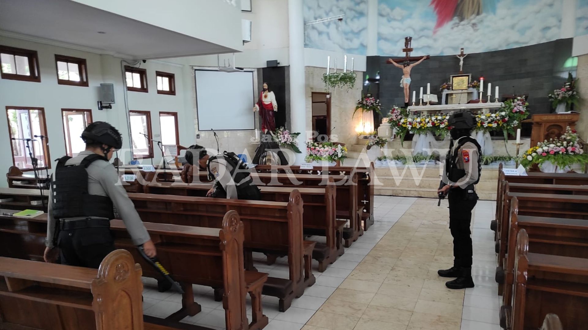 CEK : Tim khusus dari Sat Samapta Polres Magetan melakukan sterilisasi gereja jelang perayaan natal, Minggu (24/12)