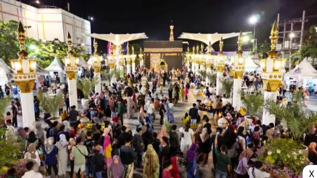 RAMAI: Salah satu objek kawasan wisata Pahlawan Street Center dibanjiri wisatawan saat momen Lebaran. (ANGGIYAN BAYU/JAWA POS RADAR MADIUN)