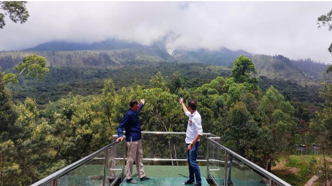 SEJUK: Wisatawan menikmati pemandangan Gunung Lawu disalah satu restoran di kawasan wisata Cemoro Kandang, Tawangmangu. Tampak terlihat Kawah Condrodimuko. (RUDI HARTONO/RADAR SOLO)