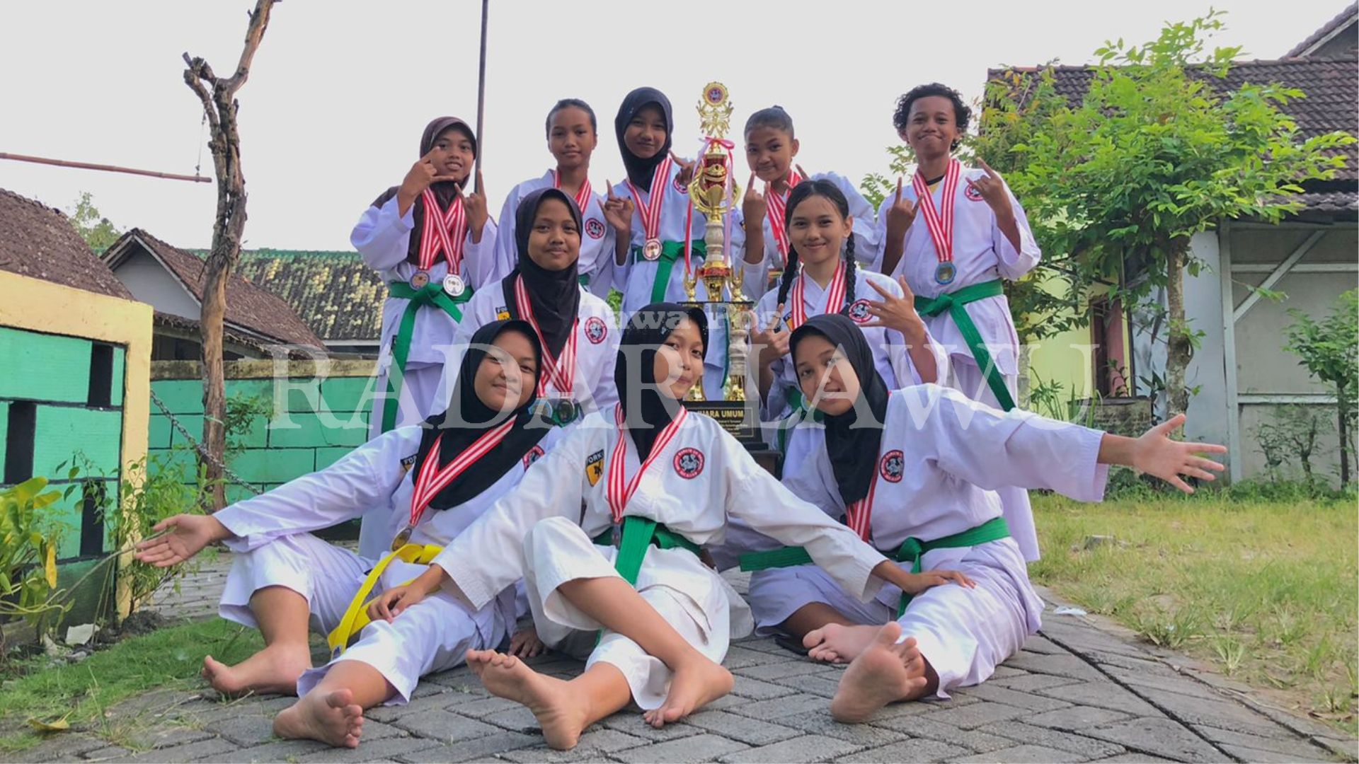 BANGGA: Anggota Dojo Dakara Desa Cangakan, Kasreman, Ngawi menunjukkan piala hasil kejuaraan yang diraihnya. (DOJO DAKARA/RADAR MADIUN)