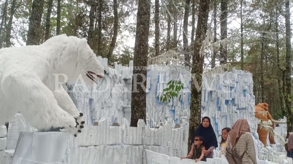 RAMAI: Ribuan wisatawan menyerbu Mojosemi Forest Park di Magetan, pada libur tahun baru kemarin (1/1). (AJI PUTRA/RADAR MAGETAN)