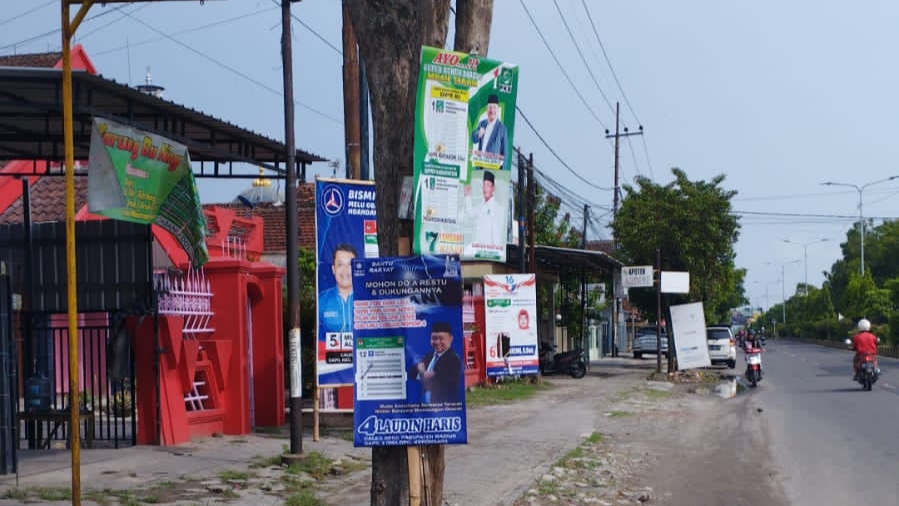 SAYATAN POHON: Menjelang Pemilu terdapat sejumlah beberapa titik Apk yang tidak sesuai tempat (ISTIMEWA/ PC PMII Madiun)