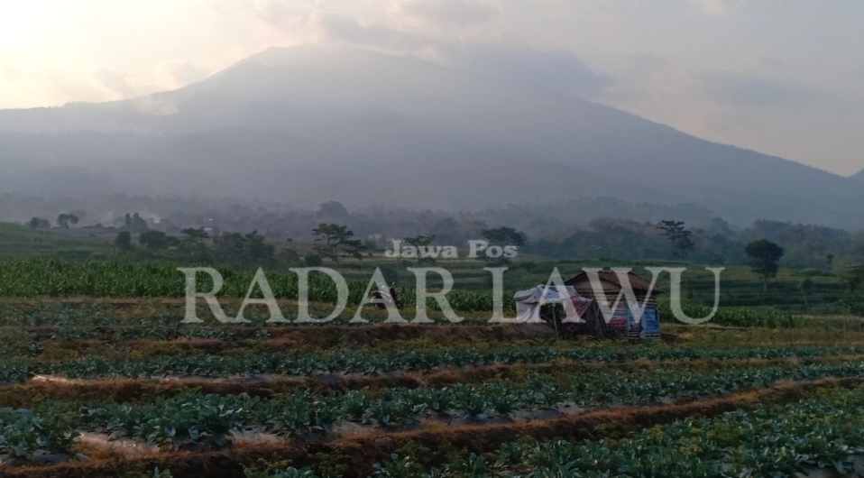 SEJUK: Pemandangan Alam yang Asri di Lereng Gunung Lawu terlihat dari Magetan. (APRILITA SARI/ JAWA POS RADAR MAGETAN)
