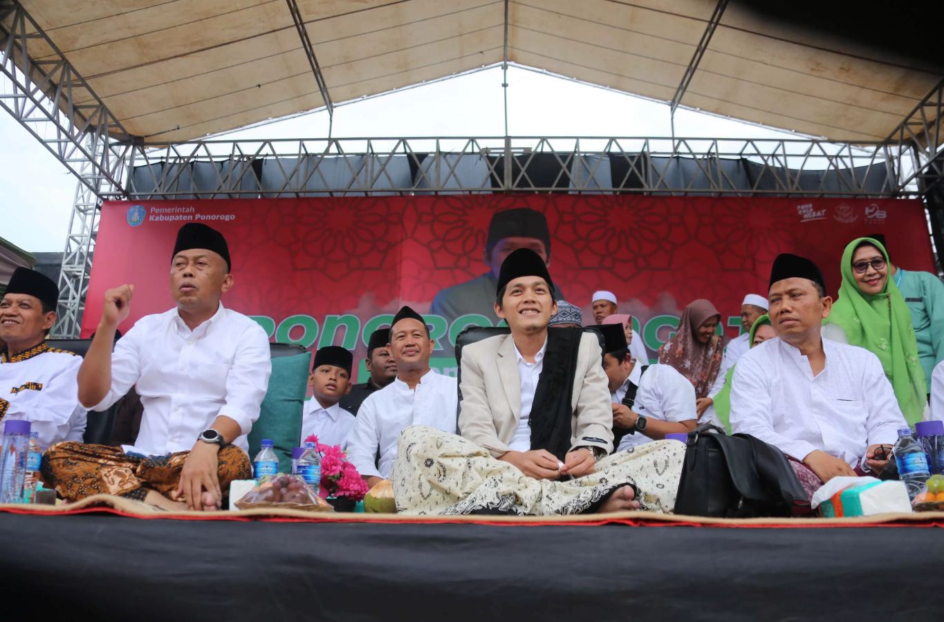 FULL ST NYELL: Momen pengajian Gus Iqdam di Alun-alun Ponorogo dihadiri Bupati Sugiri Sancoko 13 Desember 2023 lalu. (PROKOPIM PONOROGO UNTUK JAWA POS RADAR LAWU)