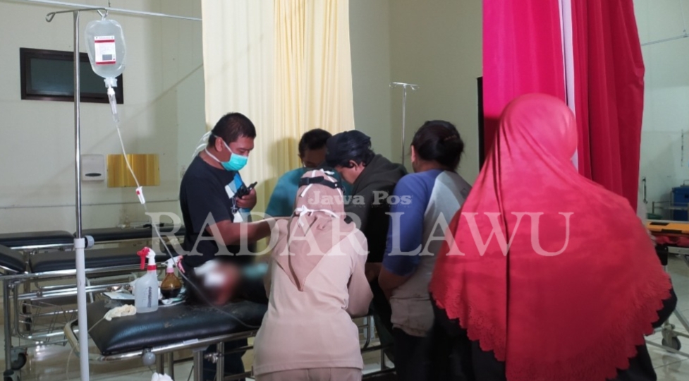 LUKA: Tiga orang menjadi korban Bencana Tanah Longsor Tebing di Utara Pintu Masuk Telaga Sarangan pada Jumat (5/1). (AJI PUTRA/ JAWA POS RADAR MAGETAN)