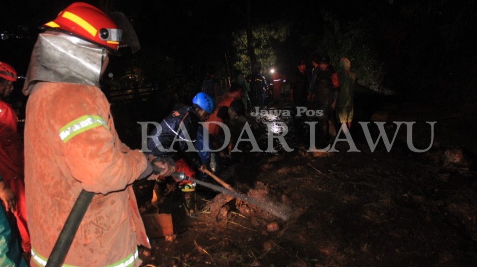 PEMBERSIHAN: Bencana Tanah Longsor menutup akses Jalan menuju Telaga Sarangan. Petugas gabungan melakukan upaya pembersihan Jumat (5/1). (AJI PUTRA/ JAWA POS RADAR MAGETAN)