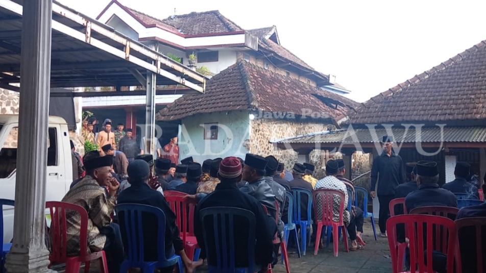 RUMAH DUKA: Masyarakat Kelurahan Plaosan bertakziah di rumah Almarhum Muhammad Daffa korban longsor di Sarangan, Sabtu (6/1). (POLSEK PLAOSAN UNTUK JAWA POS RADAR MAGETAN)