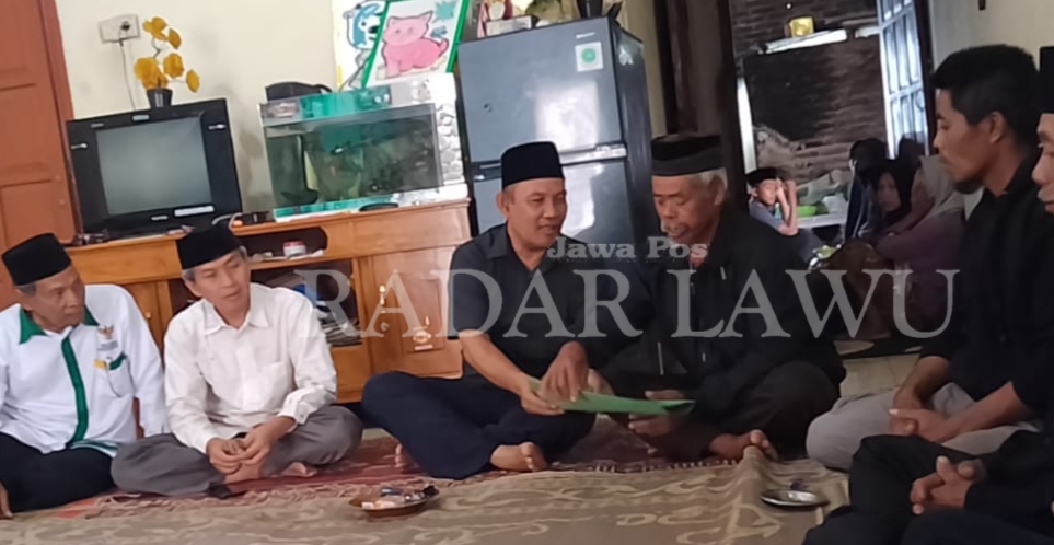TURUT BERDUKA: Pj Bupati Magetan menyerahkan santunan duka cita meninggalnya Muhammad Daffa kepada keluarga. (ISTIMEWA)