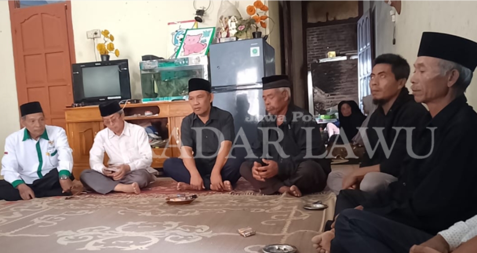BERDOA: Pj Bupati Magetan Hergunadi beserta jajaran melakukan takziah ke rumah duka korban bencana tebing longsor di Kawasan Sarangan. (ISTIMEWA)