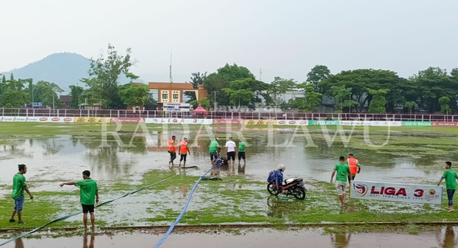 TIDAK LAYAK: Lapangan Stadion Menak Sopal, Trenggalek, tergenang parah. Persemag gagal memainkan laga perdana di 28 besar Liga 3. (PERSEMAG UNTUK RADAR MADIUN)