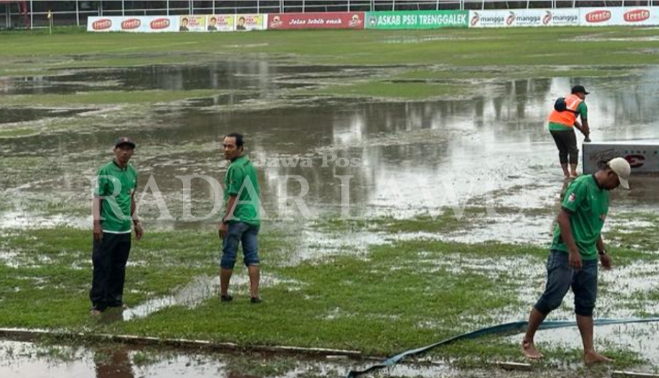 TERGENANG: Lapangan Stadion Menak Sopal Trenggalek tergenang membuat Persemag gagal bertanding, Minggu (7/1) siang. (PERSEMAG UNTUK RADAR LAWU)
