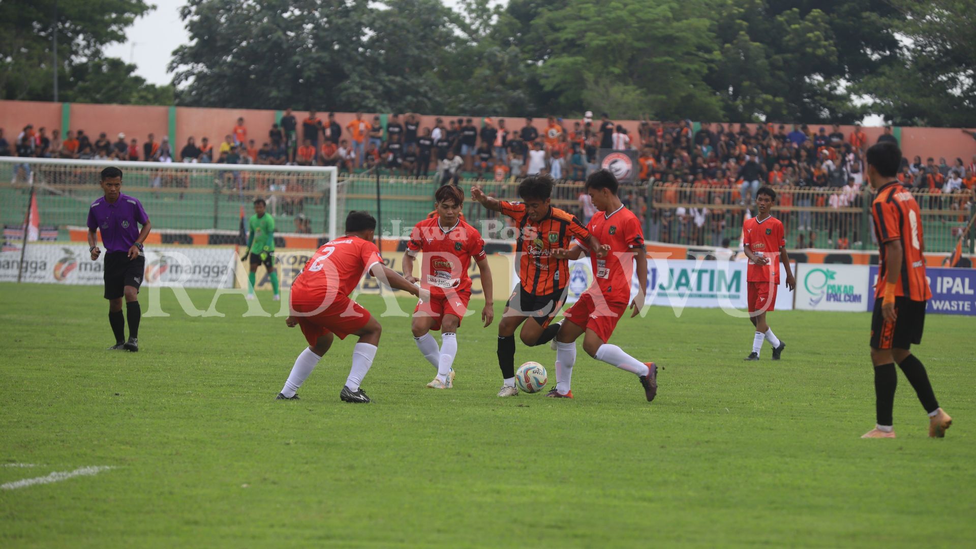 TAKLUK: Persekama gagal meraih poin saat berlaga melawan Persibo Bojonegoro di Stadion Letjen H Soedirman, Minggu (7/1). (YUAN EDO/RADAR BOJONEGORO)