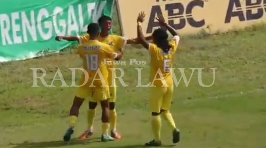 PUAS: Persemag Magetan cetak empat gol di gawang Persekam Metro FC dipertandingan perdana 28 besar Group DD Liga 3 PSSI Jatim di Stadion Menak Sopal, Trenggalek Senin (8/1). (AJI PUTRA/ RADAR MAGETAN)