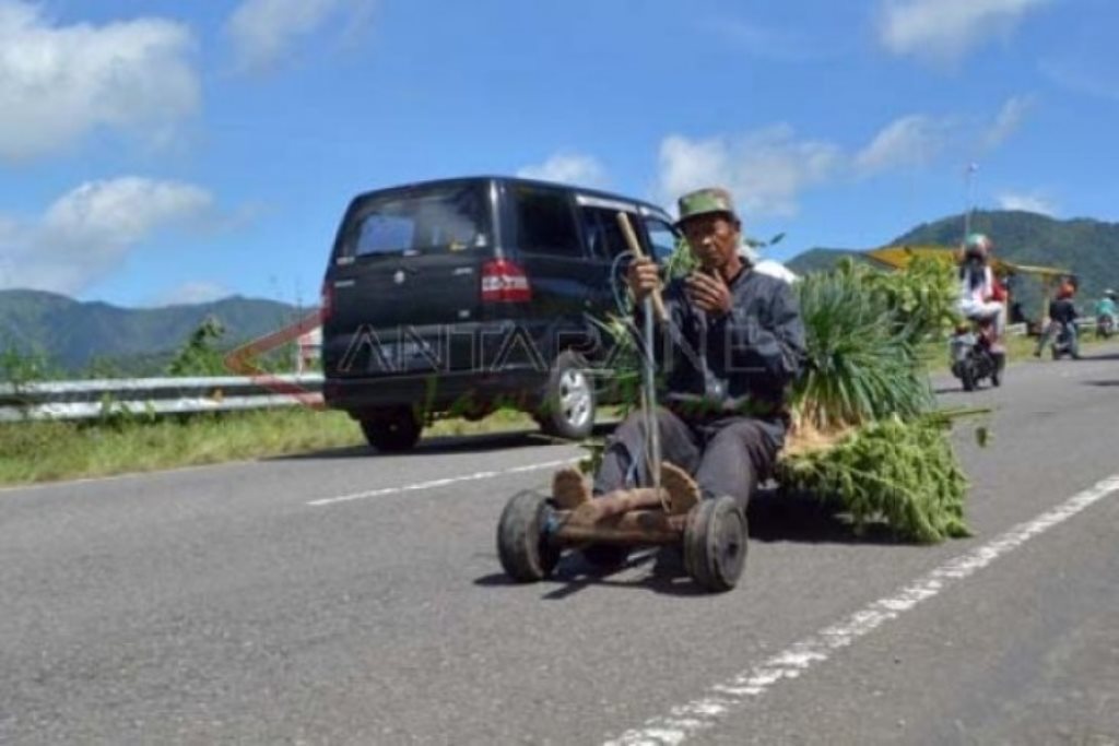 UNIK: Petani mengangkut hasil pertanian menggunakan kendaraan Becak Lawu di sekitar Desa Ngerong, Plaosan, Magetan. (SISWOWIDODO/ANTARA)