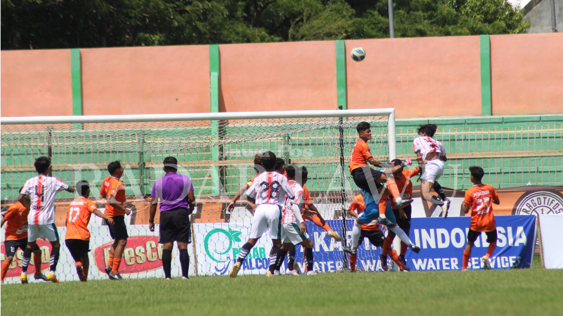 KETAT: Pemain Persekama dan Persekabpas Pasuruan adu penguasaan bola dalam laga lanjutan 28 besar Liga 3 Jatim di Stadion Letjen H Soedirman, Bojonegoro, kemarin (9/1). (PERSEKAMA FOR RADAR CARUBAN)
