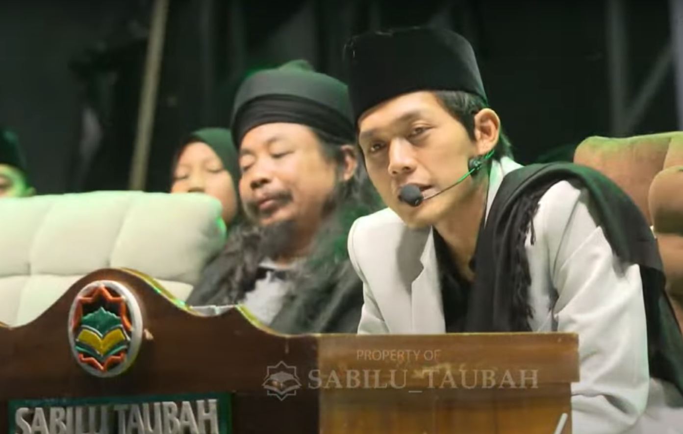 FULL ST NYEL: Gus Iqdam saat mengisi pengajian di Desa Madigondo, Takeran, Magetan Selasa (9/1). (CAPTURE: PROPERTY OF SABILU TAUBAH)