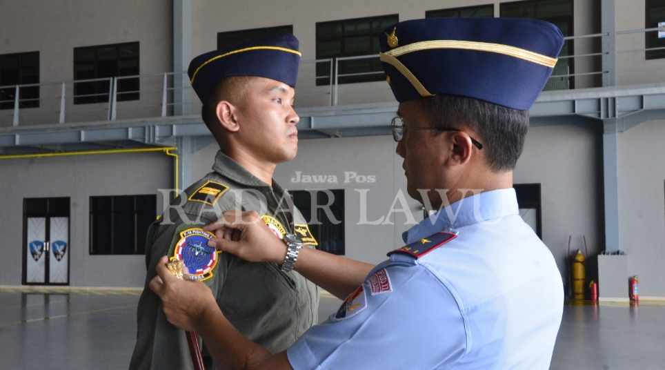 DIBUKA: Pendidikan Transisi 1 Penerbang Pesawat F-16 C/D resmi dibuka. Danlanud Iswahjudi memasangkan menyematkan badge Eagle Sierra.