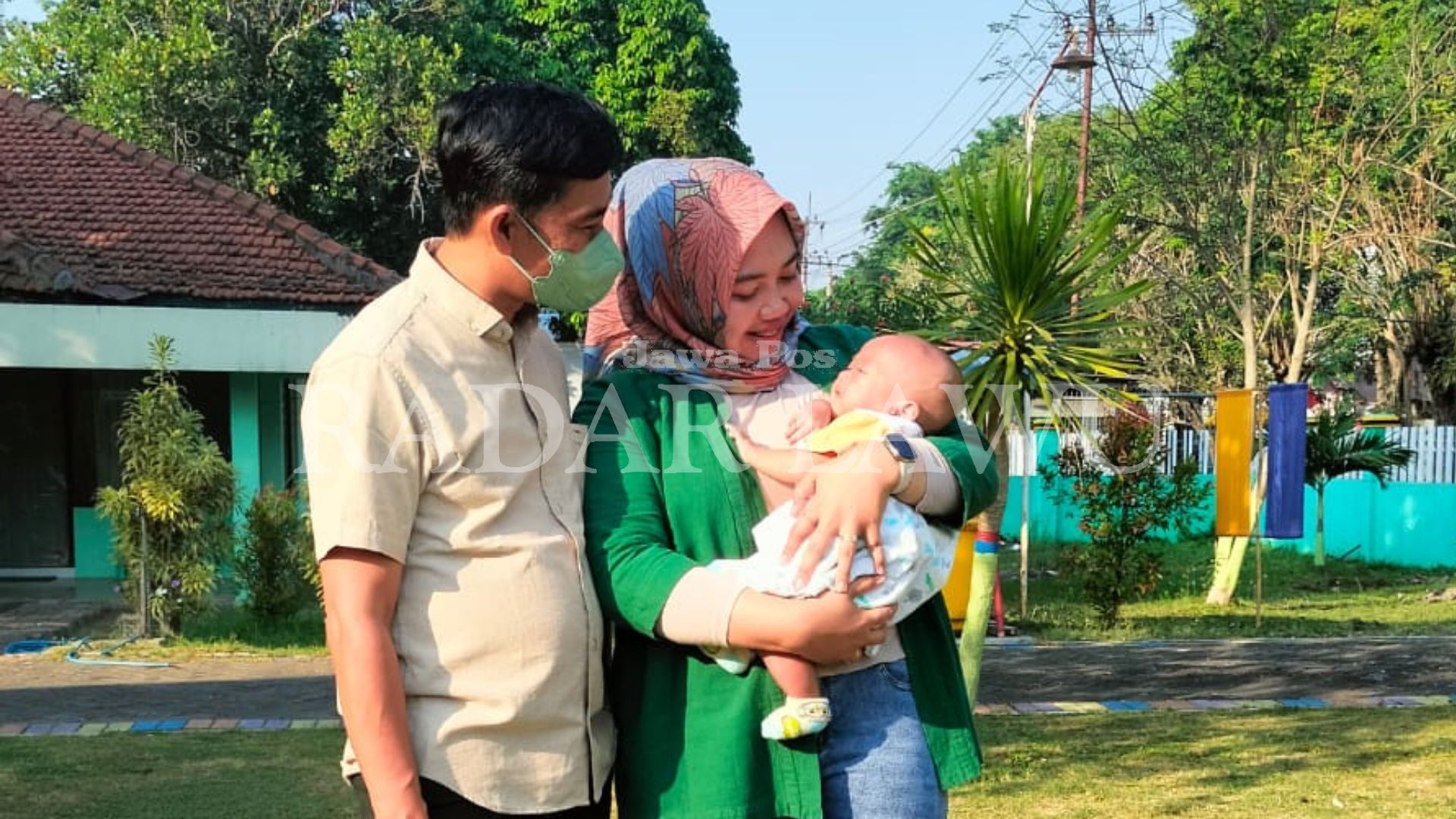 NAMA UNIK: Pasangan suami istri Doni dan Oktavian Zindi Mastura tengah menggendong anaknya, nama anak tersebut Otot Kawat Balung Wesi Ati Quran pemberian Bupati Sugiri Sancoko. (ISTIMEWA)