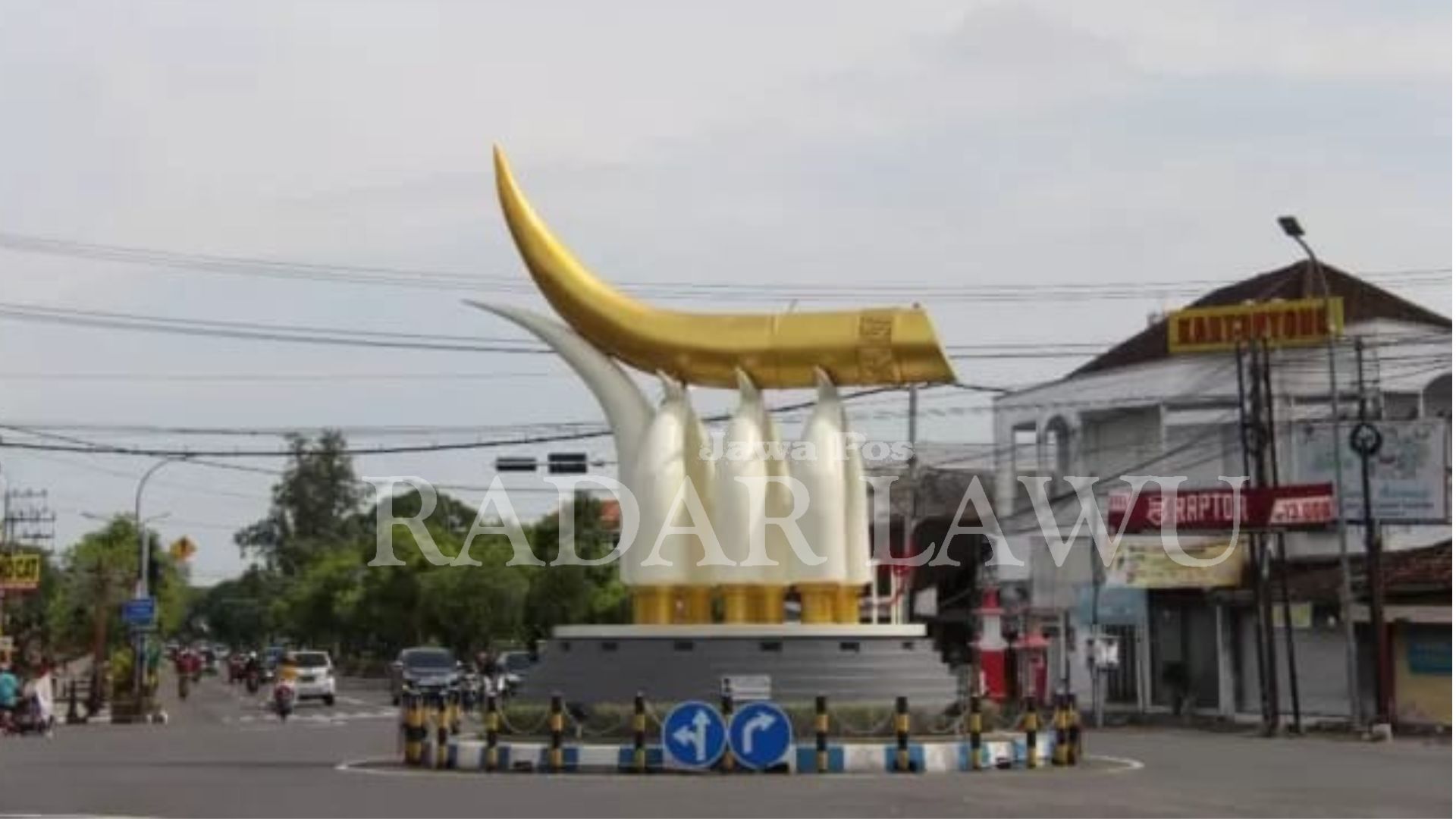 MAHSYUR: Tugu Kartonyono menjadi inspirasi penciptaan dan pengambilan video klip lagu Denny Caknan. (Asep SYAEFUL/RADAR MADIUN)