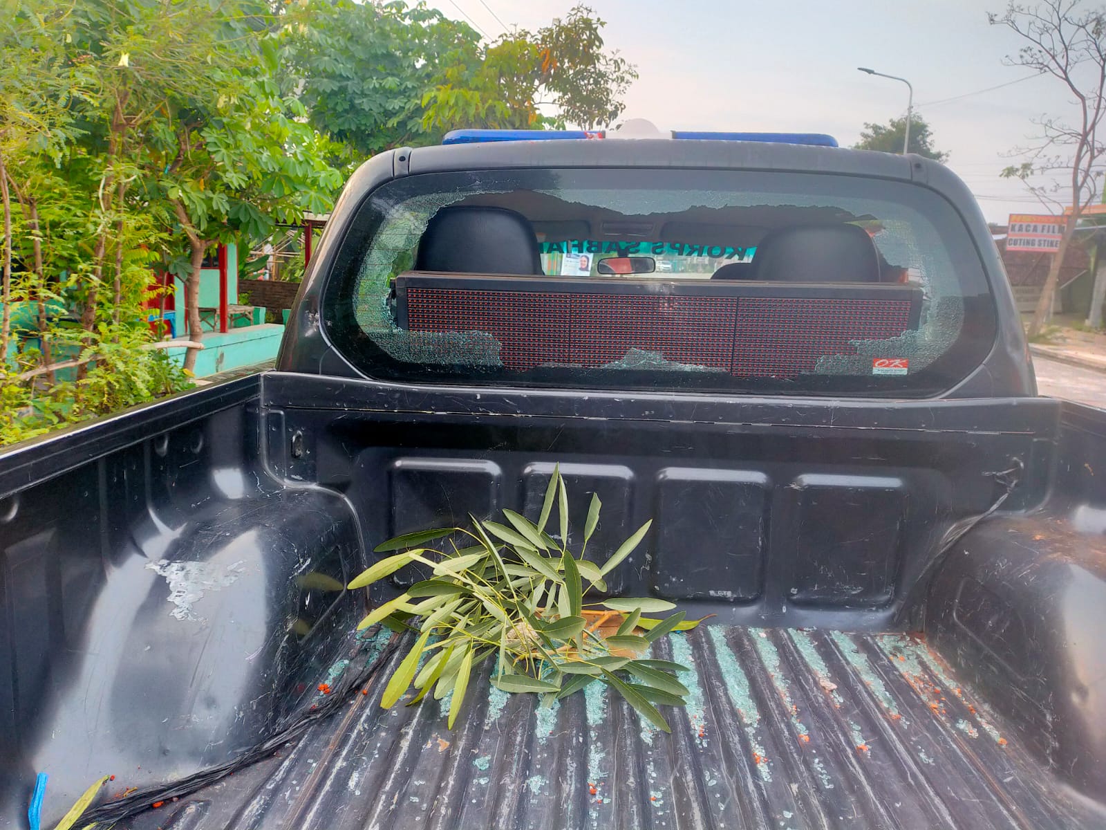 RUSAK PARAH: Kondisi mobil patroli Polsek Wonoasri rusak usai bentrokan dua kelompok perguruan silat di Buduran, Wonoasri, Madiun, Selasa (16/1) dini hari. (ISTIMEWA)