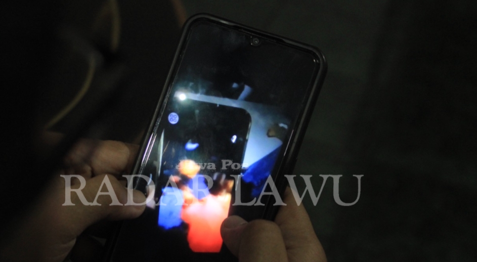 KETAHUAN: Sejoli remaja di Magetan di grebek warga saat berduaan di kamar.