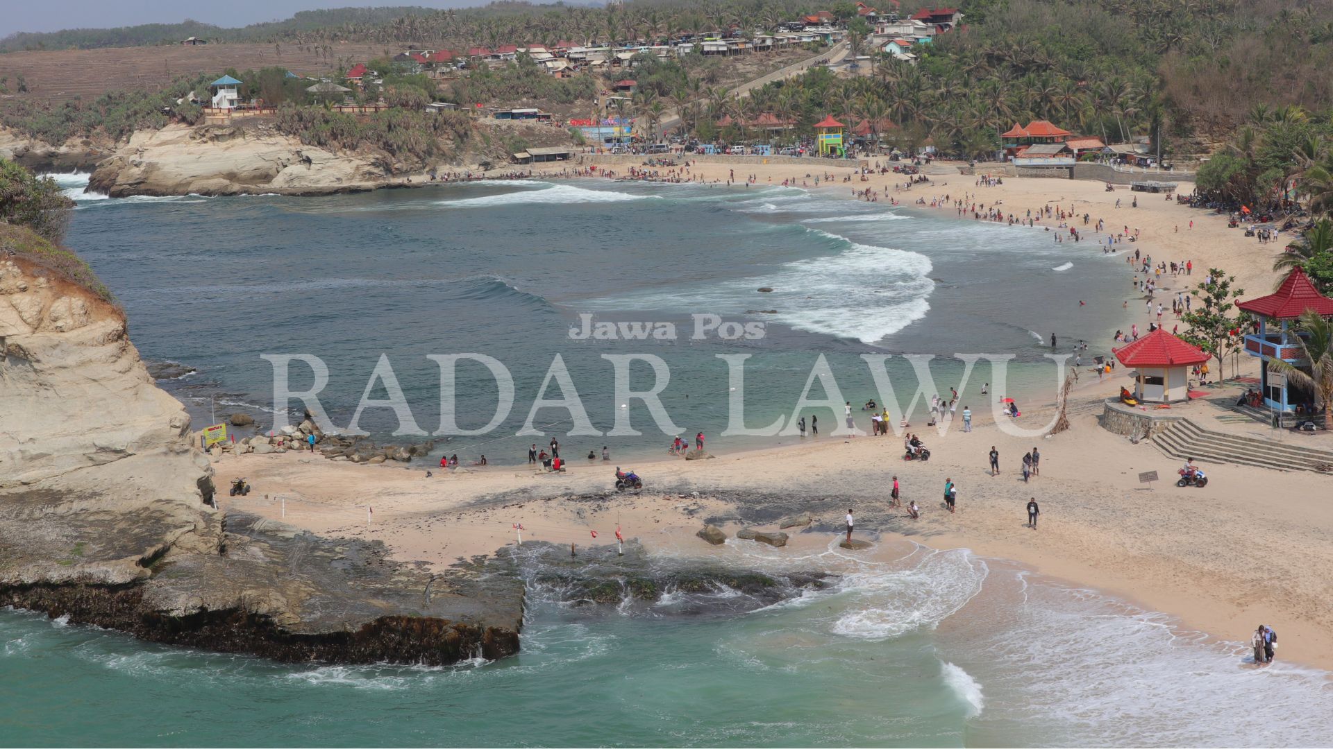 PANTAI KLAYAR: wisatawan memadati pantai Klayar, destinasi wisata alam di Sendang, Donorojo, saat hari liburan.