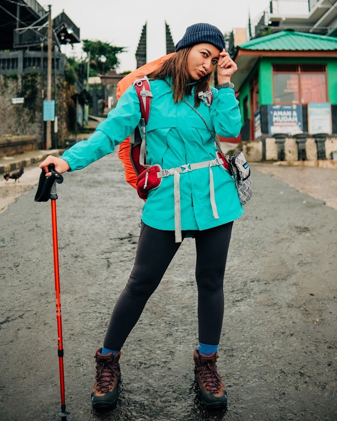 PERDANA: Hesti Purwadinata melakukan pendakian pertamanya ke Gunung Lawu via Candi Cetho. (Instagram: Hestipurwadinata)