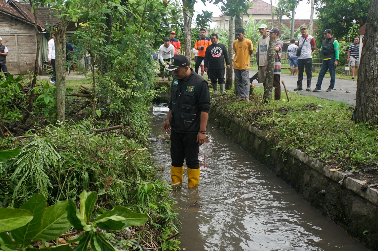Pemkab Ngawi gugur gunung bersihkan kali brangol di Desa Brangol, Kecamatan Karangjati Jumat (19/1) pagi kemarin.