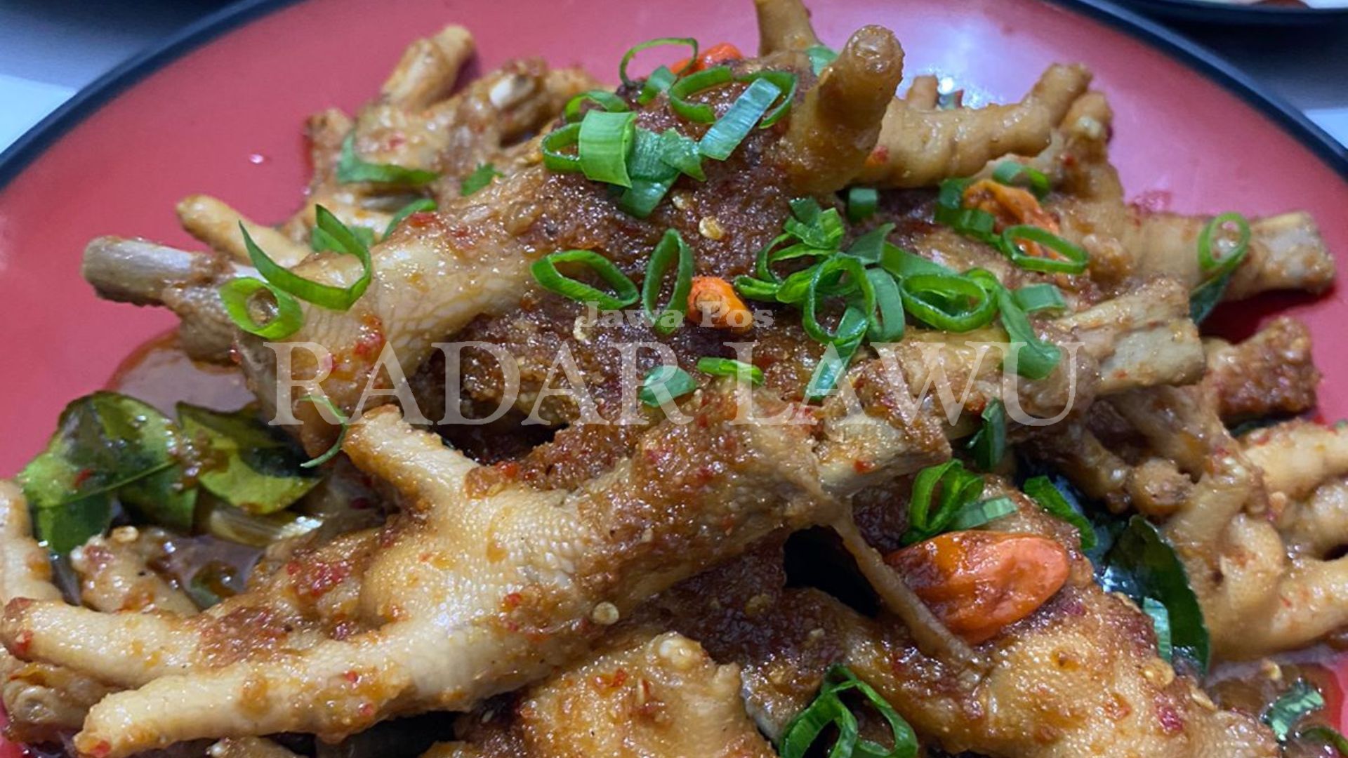 SEDAP: Ceker pedas ala rumahan yang cocok dinikmati ketika musim hujan. (DIAN RAHAYU/RADAR LAWU)
