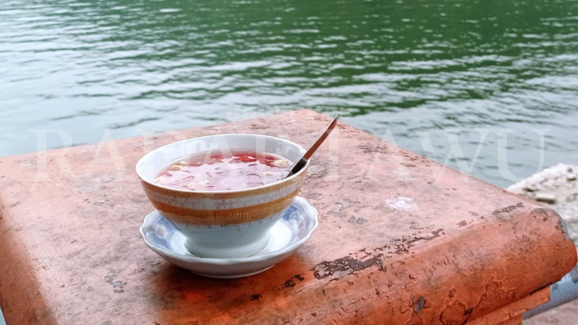 MENGHANGATKAN: Wedang Ronde Mas Hari, salah satu rekomendasi kuliner khas Telaga Sarangan, Magetan. (OKTA-MAGANG-PNM/JAWA POS RADAR MAGETAN)