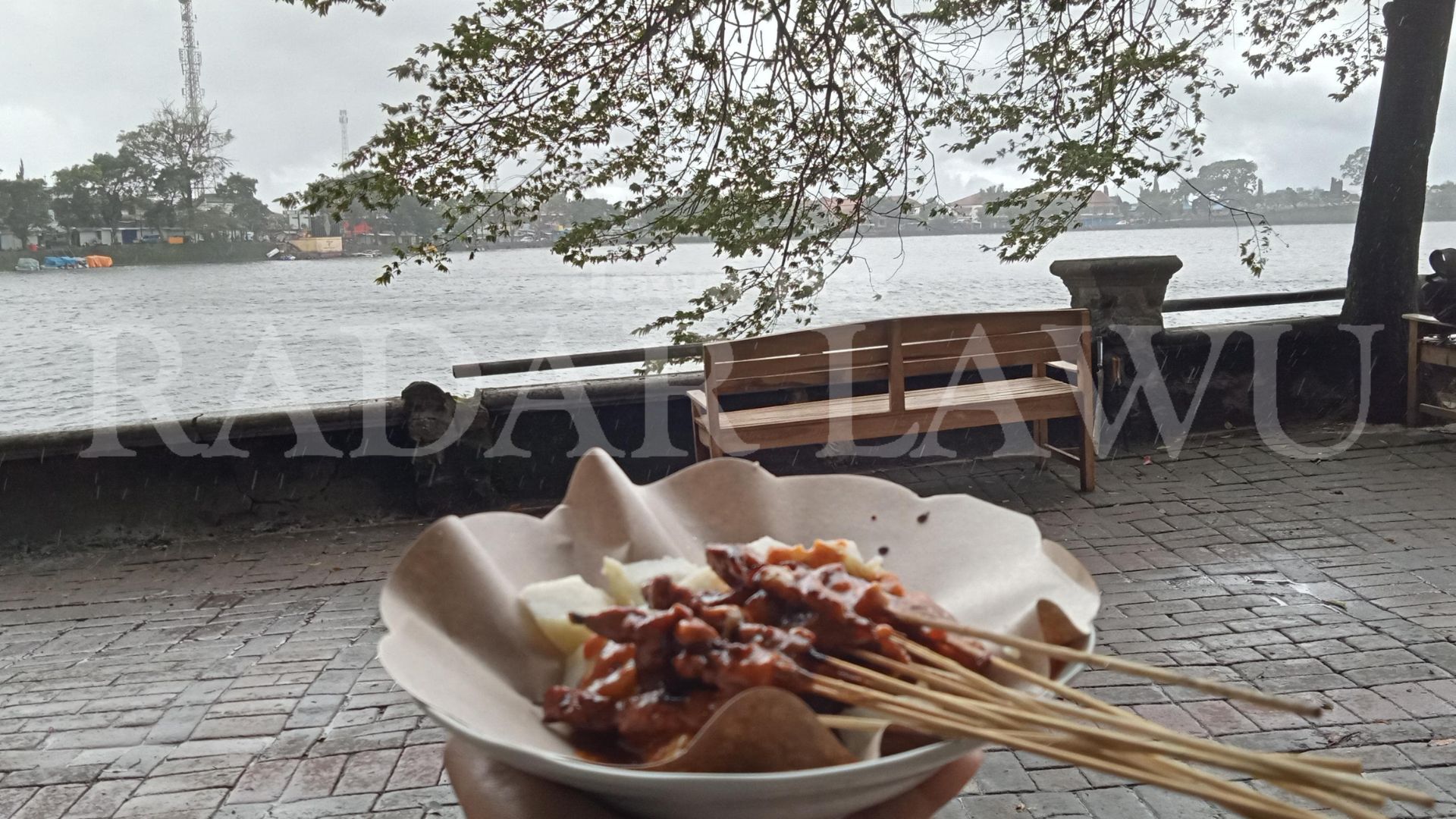 MAK NYUS: Sate Kelinci menjadi buruan bagi wisatawan saat berkunjung di Telaga Sarangan, Magetan. (OKTA-MAGANG-PNM/JAWA POS RADAR MAGETAN)