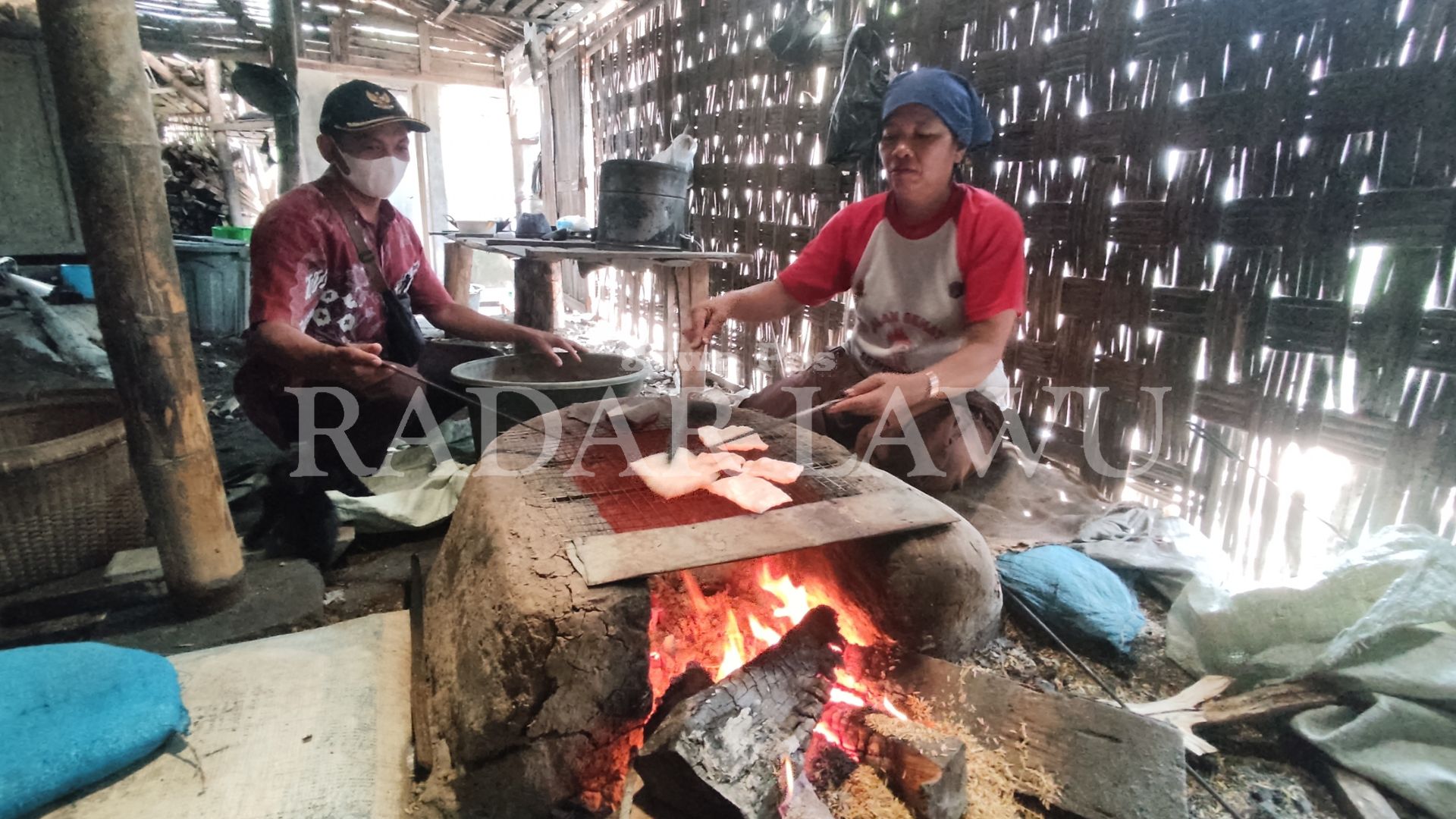 EKSIS: Usaha produksi kerupuk ketan diwariskan secara turun-temurun hingga dua generasi. (LODIT FERNANDEZ/RADAR MADIUN)
