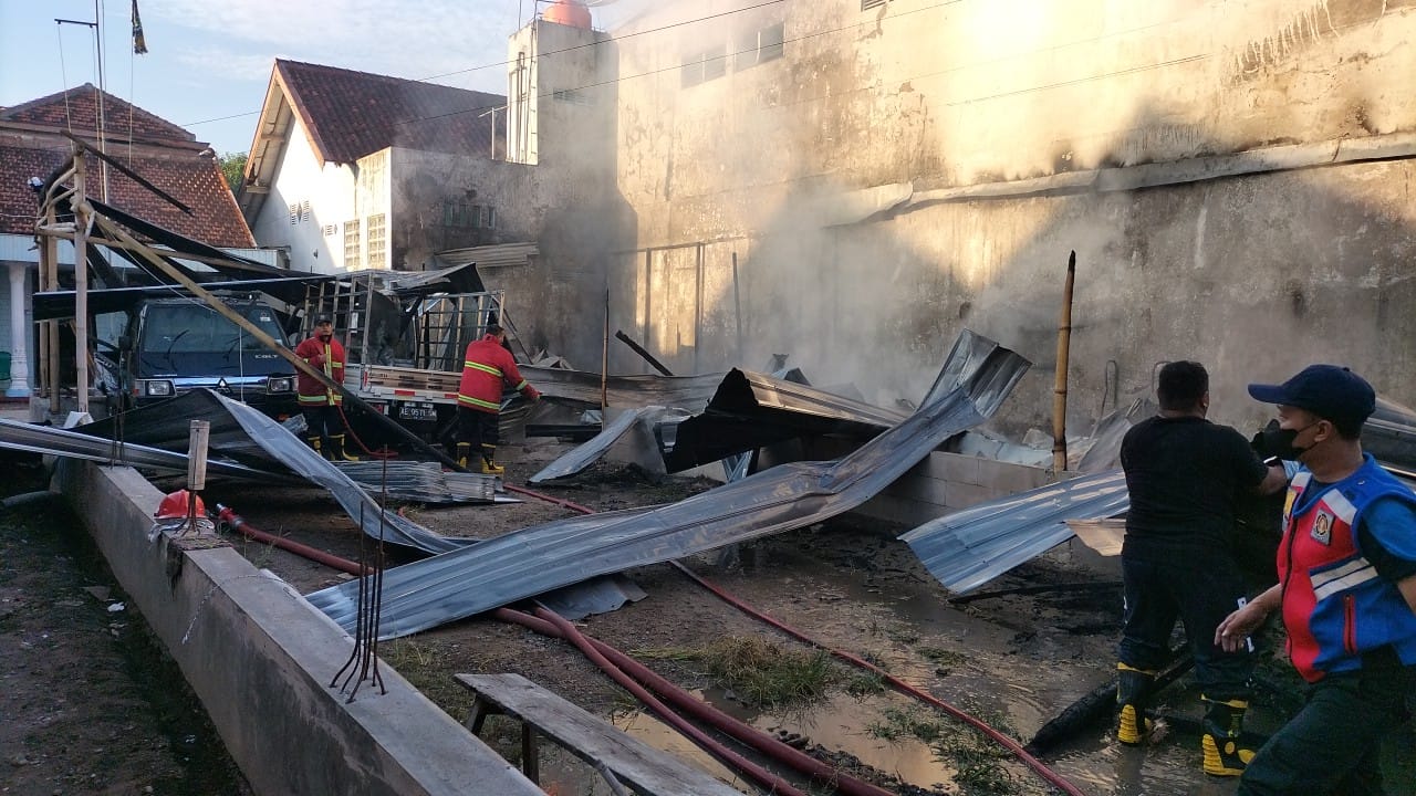 LUDES: gudang Bib  Collection dan warung makan di jalan Banda, Ponorogo terbakar Kamis (25/1) pagi.
