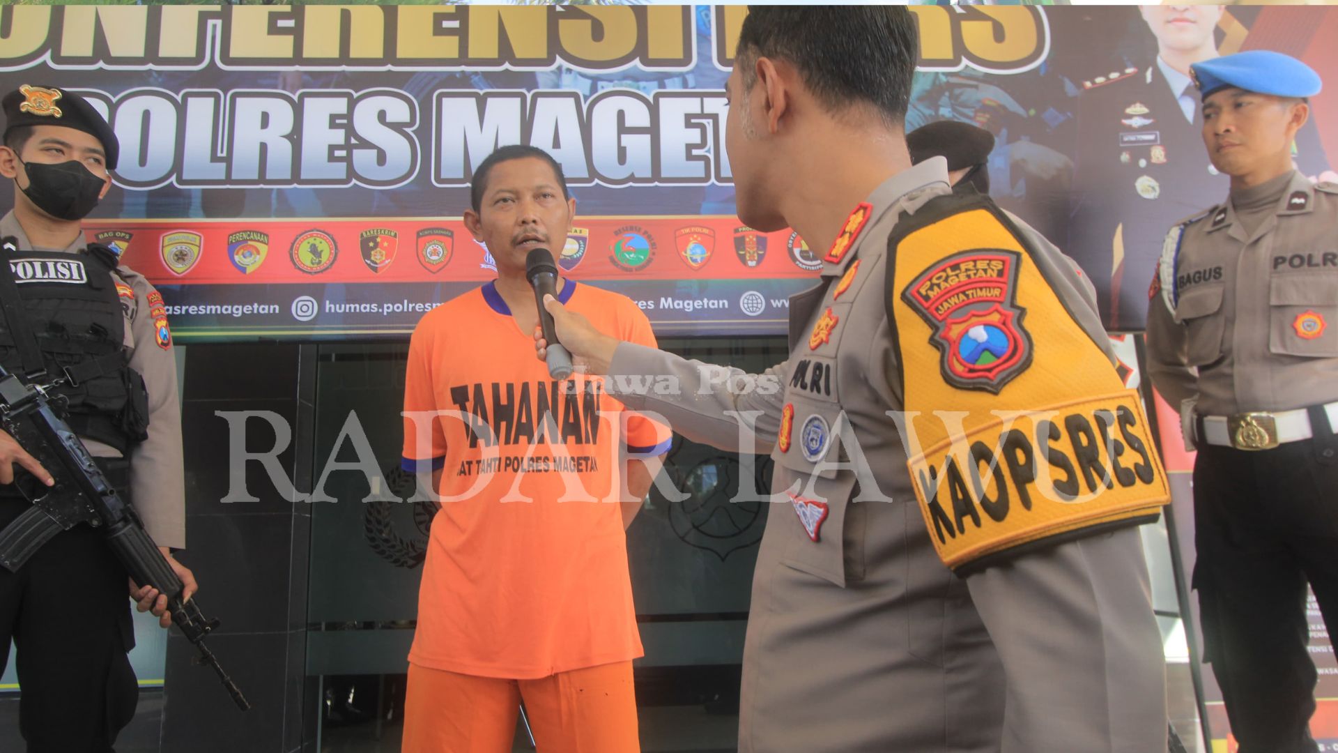TERTANGKAP: Narapidana kasus persetubuhan atas nama Wisnu Wijaya yang kabur telah ditangkap di Kabupaten Klaten dirumah guru spiritualnya, Kamis (25/1). (AJI PUTRA/JAWA POS RADAR MAGETAN).