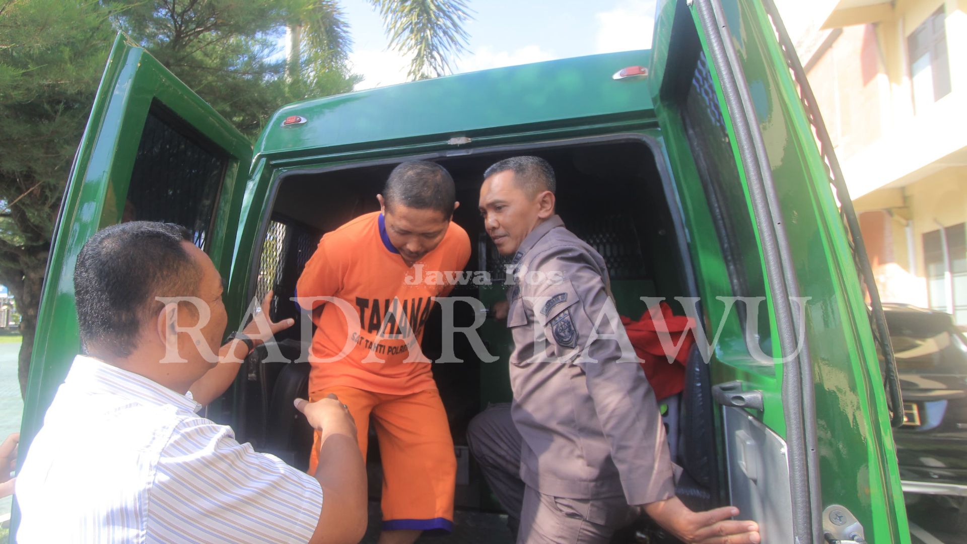 MENUNDUK: Seorang terdakwa yang kabur kasus persetubuhan kembali diringkus, Kamis (25/1). (AJI PUTRA/ JAWA POS RADAR MAGETAN).