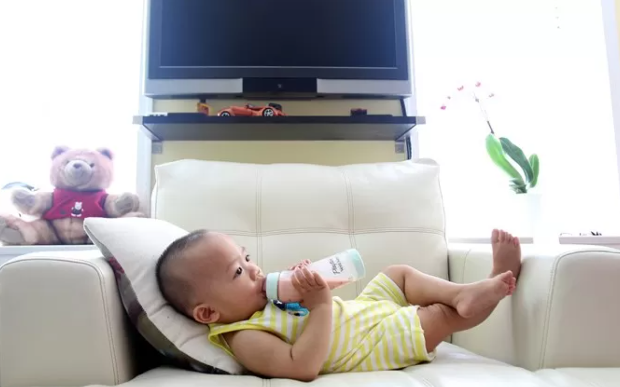 Ilustrasi anak minum susu (JAWAPOS.COM)