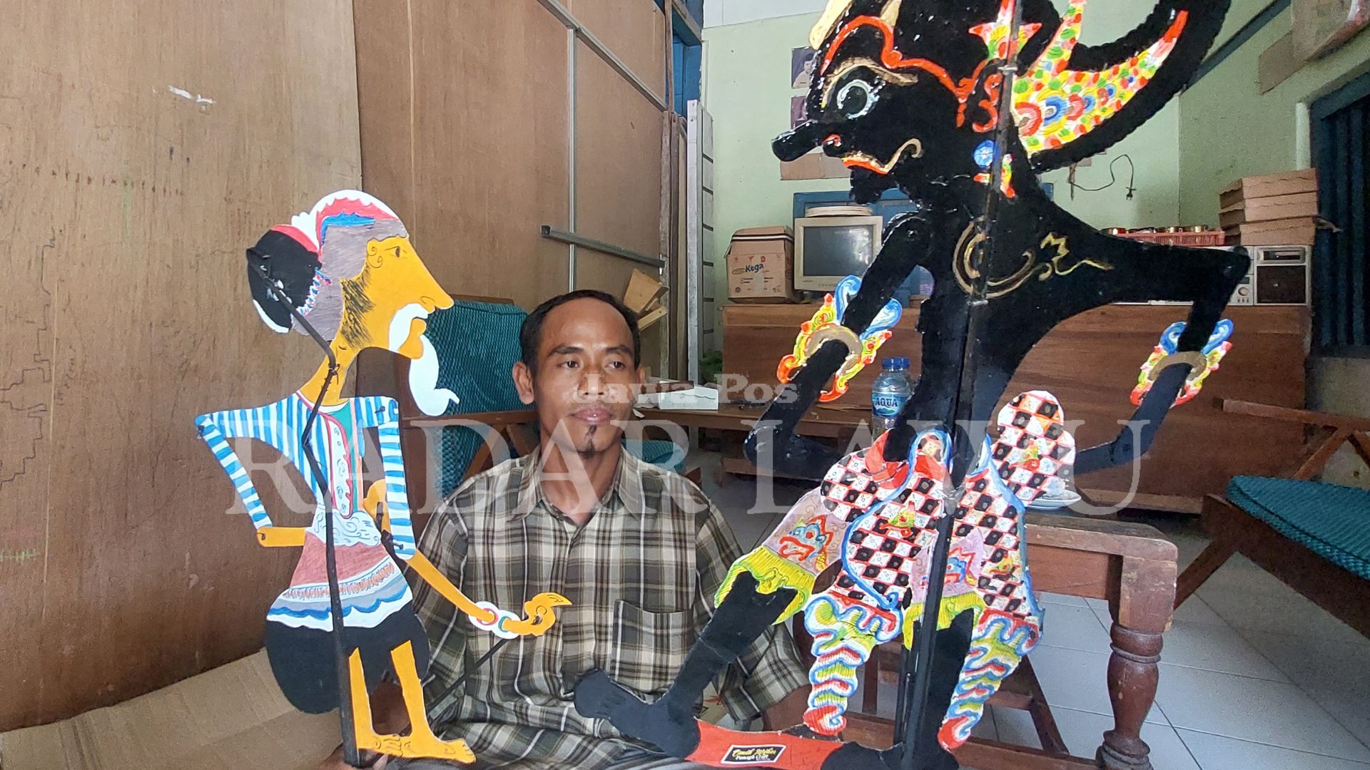 KREATIF: Suprianto, warga Desa Dimong, Kecamatan/Kabupaten Madiun menunjukkan wayang dari kardus buatannya. (DIAN RAHAYU/RADAR LAWU)