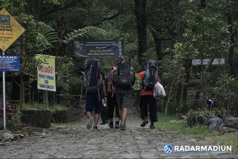 ILUSTRASI: Sejumlah pendaki melakukan pendakian di Gunung Lawu. (DOK. RADAR MADIUN.COM)
