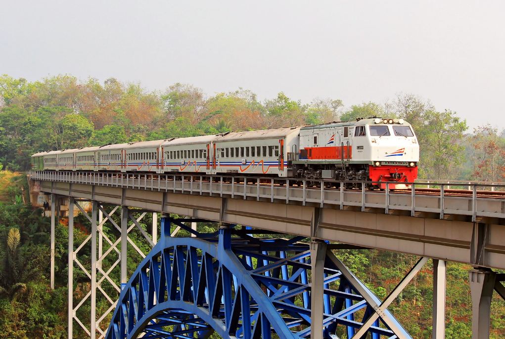 TERTINGGI: Kereta api melaju di Jembatan Cisoma, jembatan tertinggi di Indonesia bahkan Asia Tenggara yang menyuguhkan panorma alam eksotis. (ARI TRI ATOMOJO VIA FLICKR)