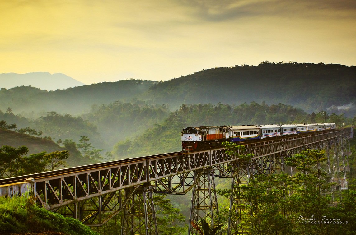 EKSOTIS: Kereta api melaju di Jembatan Cikubang, jalur kereta api Cikampek-Padalarang. (KAI VIA X)
