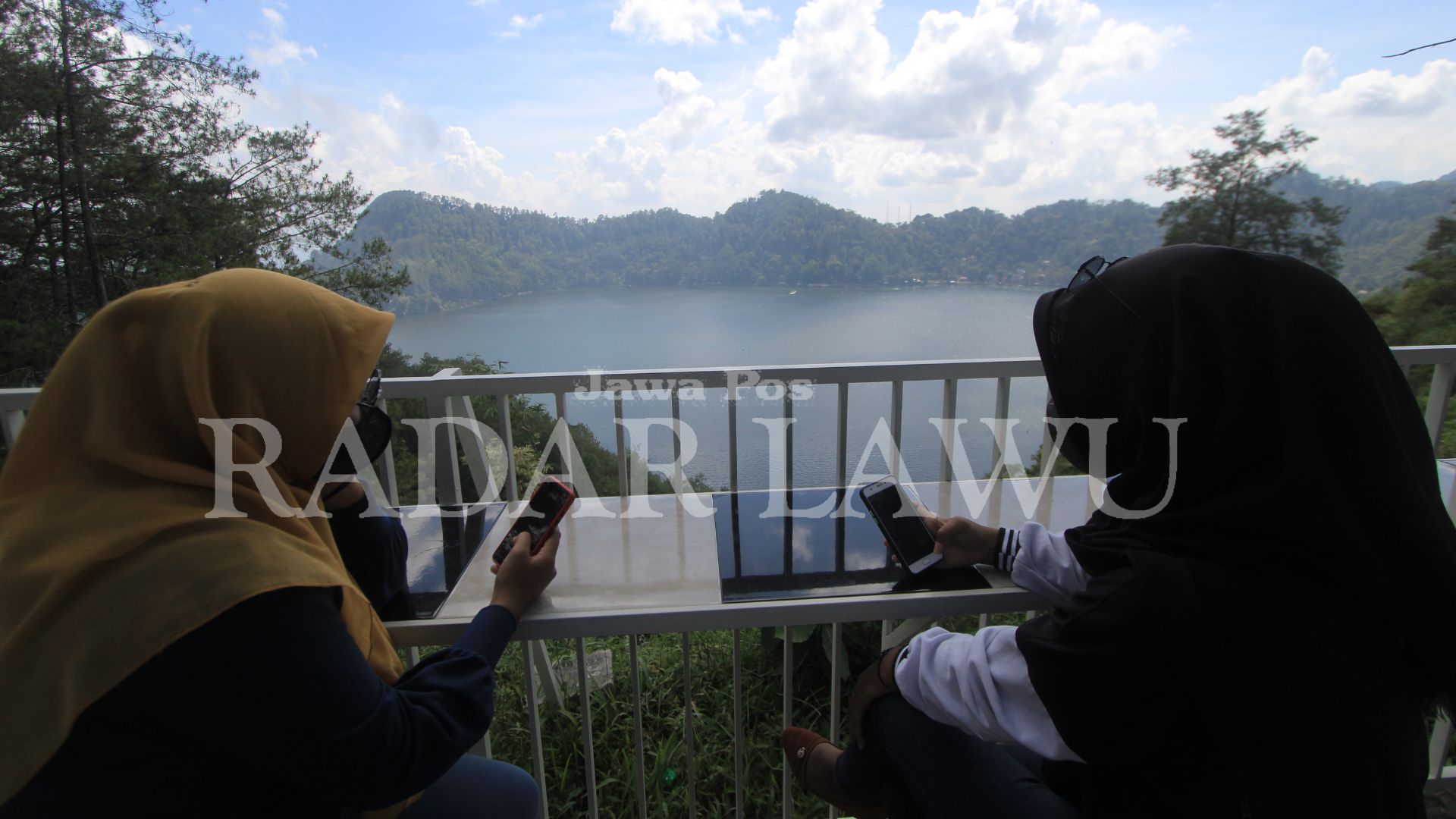 MENAWAN: View Telaga Ngebel dinikmati dari Ngambang Tirto Kencono di Desa Gondowido, Ngebel, Ponorogo.&nbsp;(AJI PUTRA/JAWA POS RADAR PONOROGO)